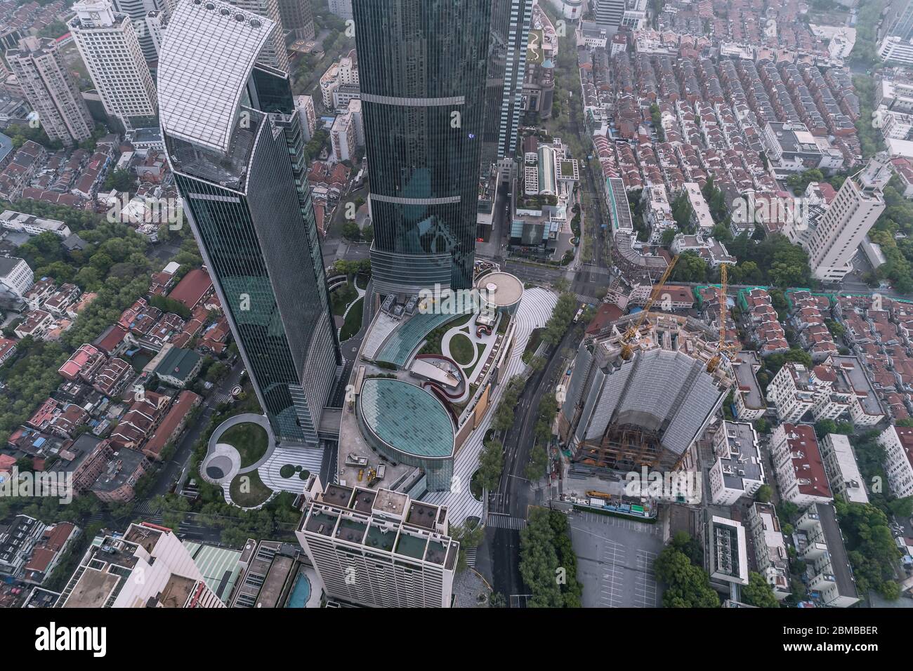 Luftaufnahme des Geschäftsviertels und der Stadtlandschaft in der nebligen Morgendämmerung, West Nanjing Road, Jing`an District, Shanghai Stockfoto